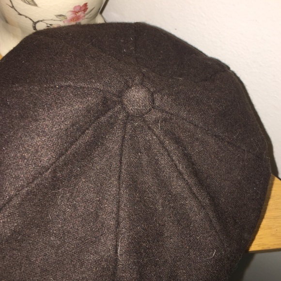 Chocolate brown cap, Cute brim and side buttons. - Picture 2 of 4